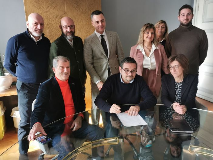 Novara e Gorgonzola uniscono le forze: nasce la ‘Città del Formaggio’ dal 2025