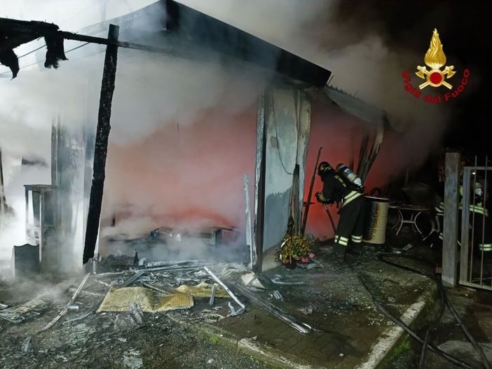 Invorio: incendio in un bar all'interno di un parcheggio con un distributore di benzina