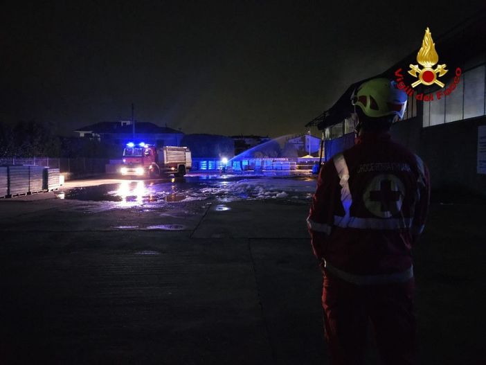 Intervento dei vigili del fuoco per domare un incendio di un capannone a Borgomanero