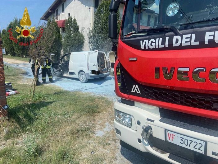 Furgone in fiamme a Oleggio, nessun ferito