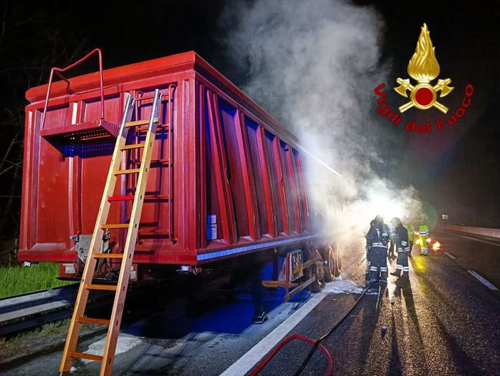 Camion prende fuoco sulla A26