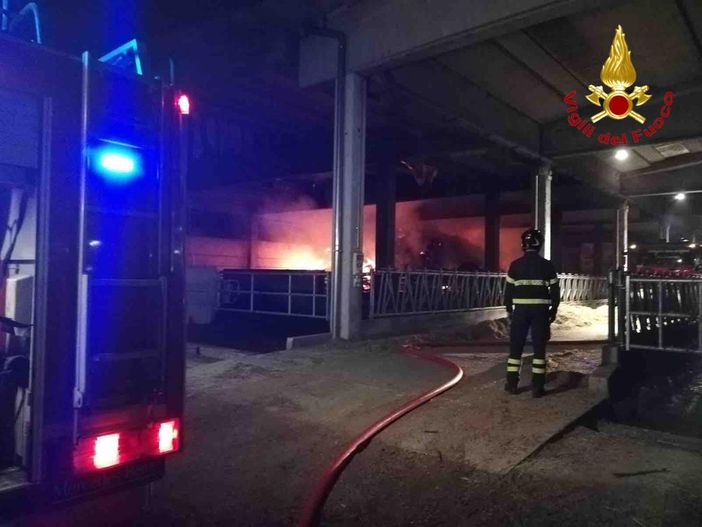 Incendio nella notte in un’azienda agricola di Oleggio