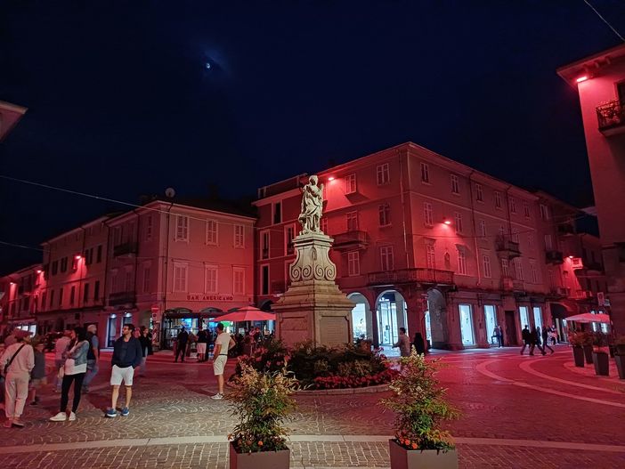 Borgo in musica accende l’estate borgomanerese: buona la prima tra note, luci e gente in centro