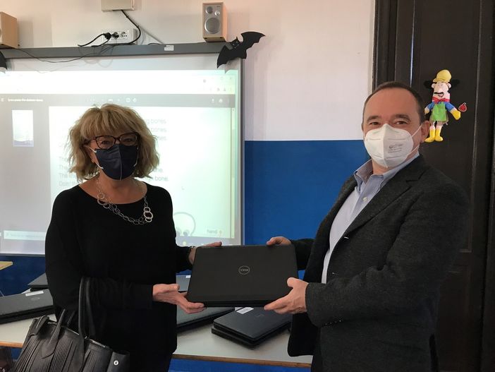La Saprom dona 20 computer portatili al laboratorio della Scuola Primaria "Don Saino" di Cerano La Saprom dona 20 computer portatili al laboratorio della Scuola Primaria "Don Saino" di Cerano