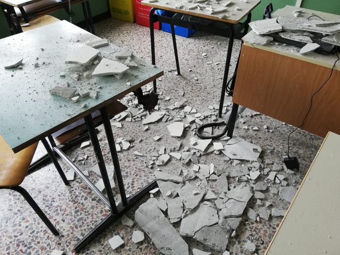 Crollo di una parte dell'intonaco del soffitto all’IT Nervi di Novara