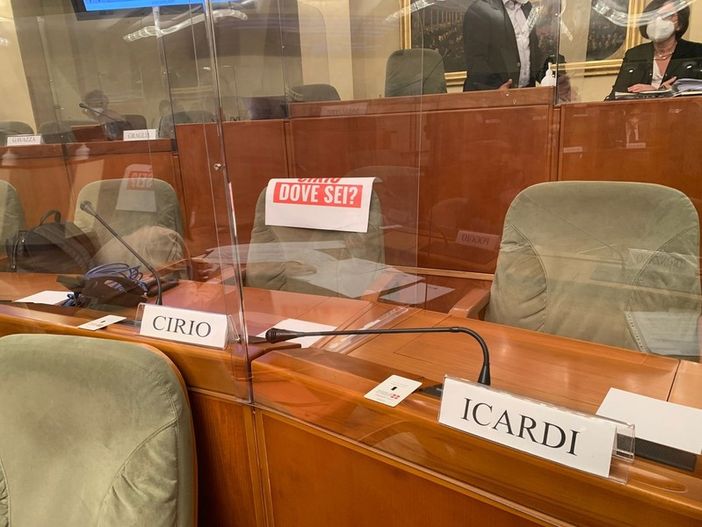 Gioco d'azzardo, bagarre in Consiglio: arriva il "canguro" e le opposizioni occupano l'aula Gioco d'azzardo, bagarre in Consiglio: arriva il "canguro" e le opposizioni occupano l'aula