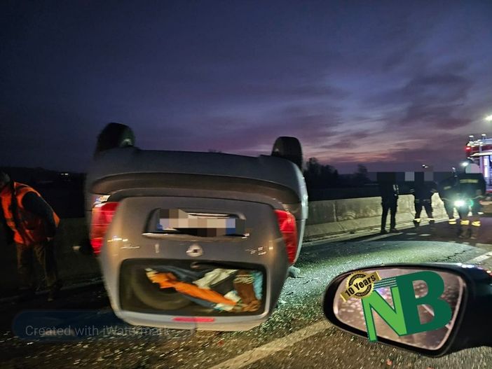 Dal Nord Ovest. Auto ribaltata in super. Un ferito alle cure del 118 Dal Nord Ovest. Auto ribaltata in super. Un ferito alle cure del 118