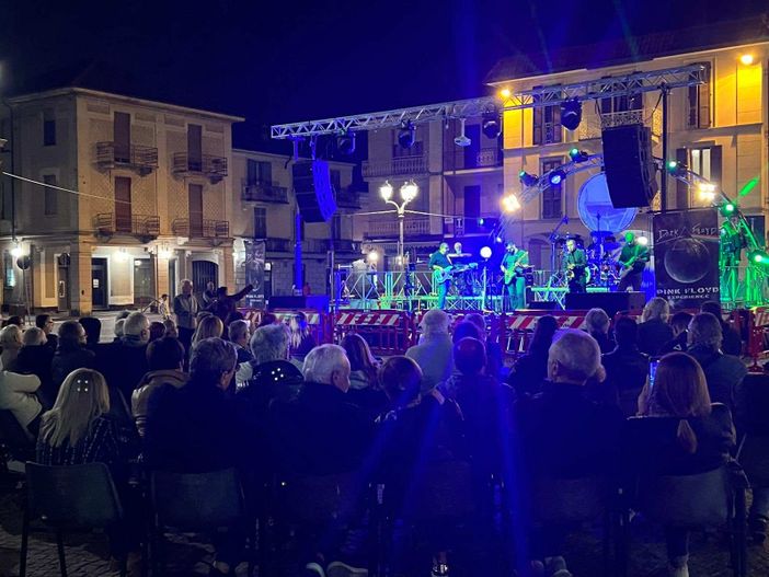 Grande successo per la serata dedicata ai Pink Floyd con "Accordi d'autore" Grande successo per la serata dedicata ai Pink Floyd con "Accordi d'autore"