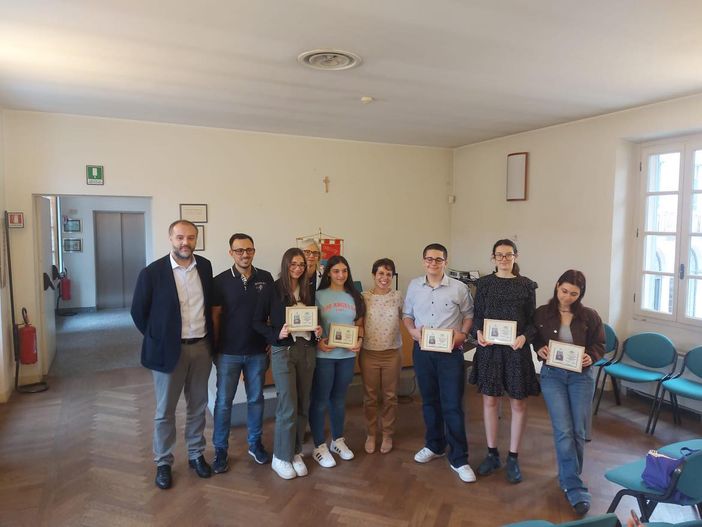 Premiati in biblioteca i ragazzi trecatesi autori di “ali diverse, unico volo”