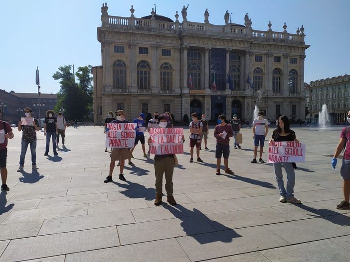 “Riaprire a settembre, in presenza e in sicurezza”, le esigenze della scuola pubblica scendono in piazza davanti alla Re