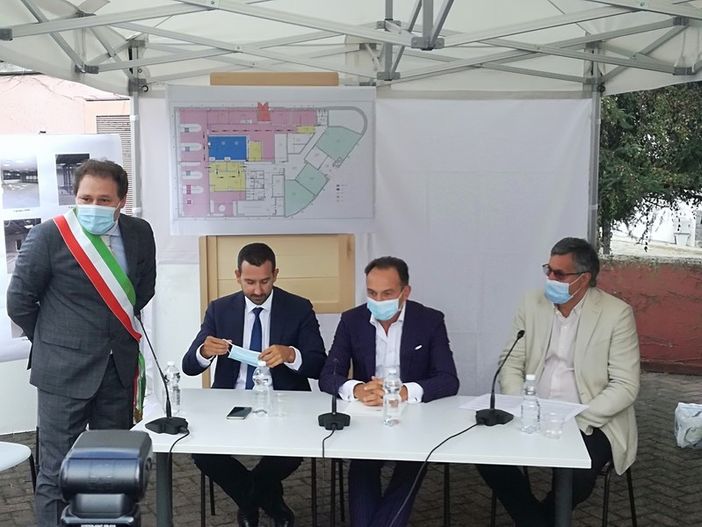 Aperto il nuovo laboratorio di Biologia Molecolare dell’Arpa, potrà analizzare mille tamponi al giorno Aperto il nuovo laboratorio di Biologia Molecolare dell’Arpa, potrà analizzare mille tamponi al giorno