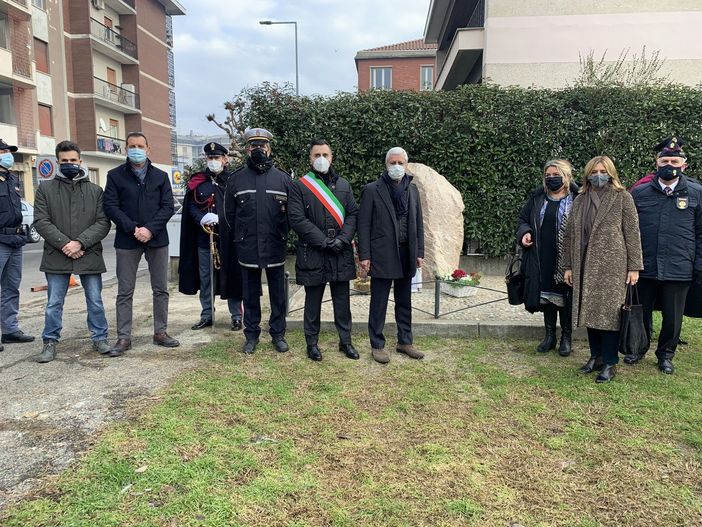 Novara, doppio “sfregio” al cippo in memoria del poliziotto ucciso