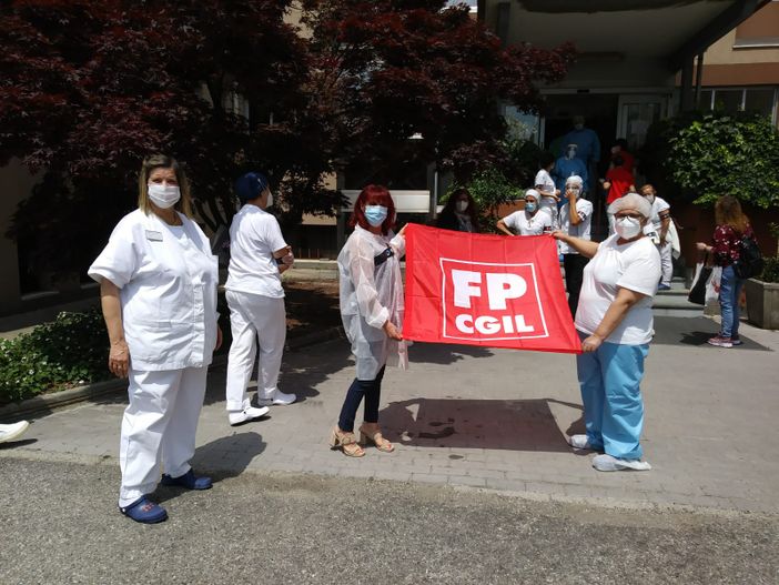 Flash mob davanti a due luoghi simbolo nel novarese della tragedia della pandemia Flash mob davanti a due luoghi simbolo nel novarese della tragedia della pandemia