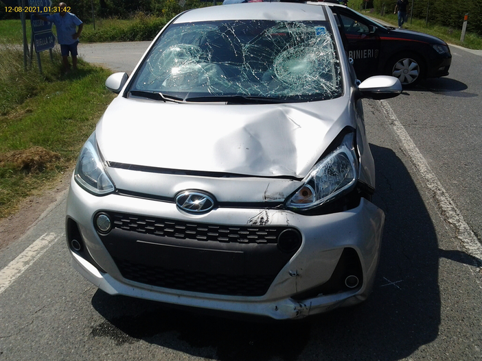 Dal Nord ovest. Violento impatto tra auto e moto sulla strada per Gattinara Dal Nord ovest. Violento impatto tra auto e moto sulla strada per Gattinara