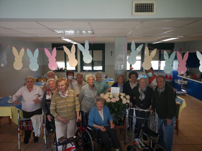 Federfiori dona mille rose olandesi alle case di riposo di Novara e provincia Federfiori dona mille rose olandesi alle case di riposo di Novara e provincia