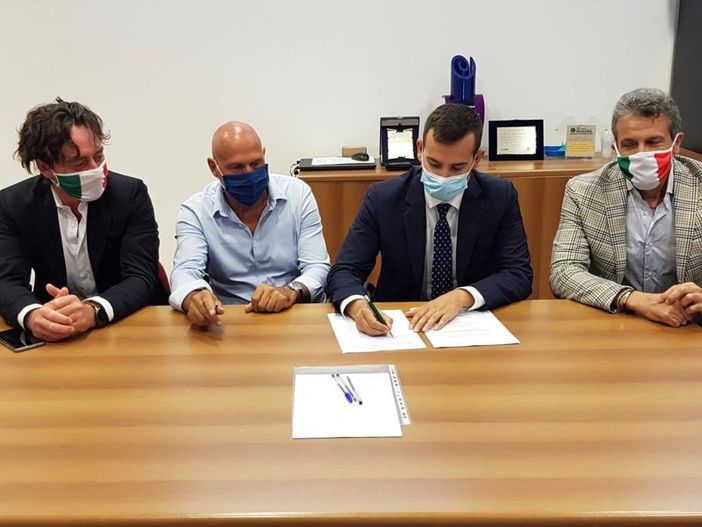 Saranno consegnati a fine novembre i nuovi centri di raccolta rifiuti di Bellinzago e Romentino Saranno consegnati a fine novembre i nuovi centri di raccolta rifiuti di Bellinzago e Romentino