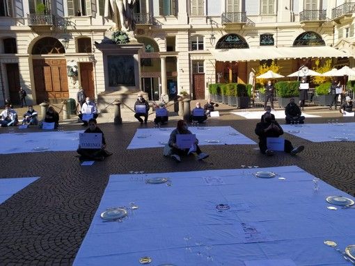 Torino, flash mob degli esercenti in Piazza Carignano: “Siamo a terra ma ci rialzeremo”