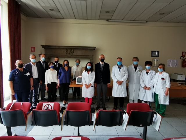 Asl No, donato un defibrillatore al pronto soccorso dell’ospedale di Borgomanero