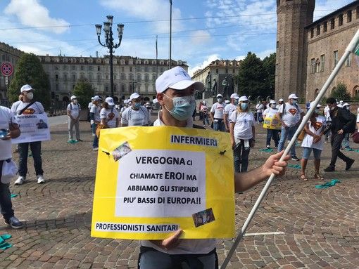 A Torino la rabbia degli infermieri: “Conte aveva detto di non volerci lasciare soli e ci ha dimenticati” [VIDEO]