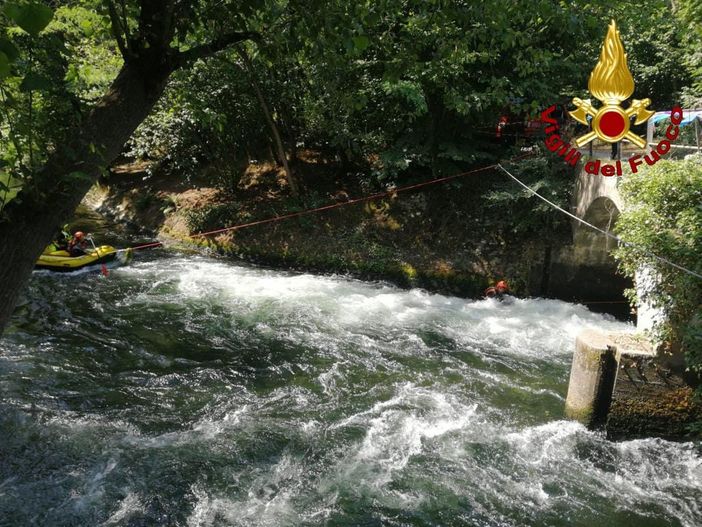 I Vigili del Fuoco si sono esercitati nel fiume a Galliate