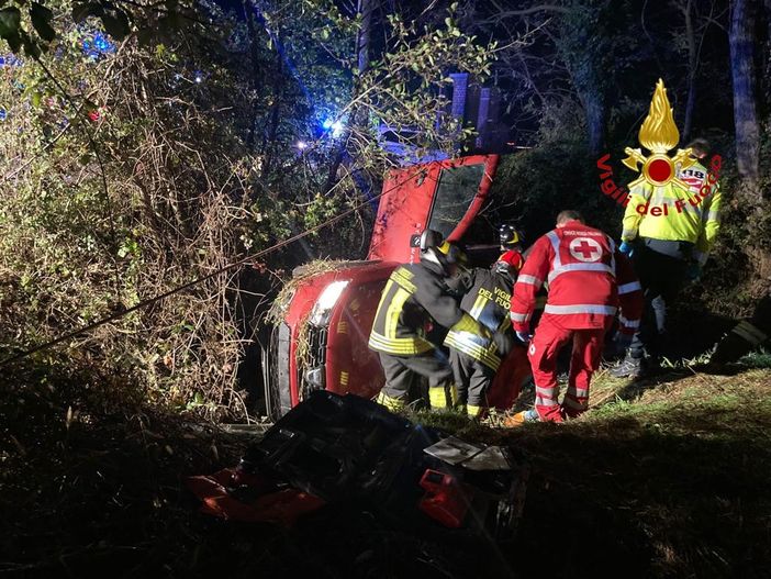 Auto si ribalta in un canale tra Sozzago e Terdobbiate
