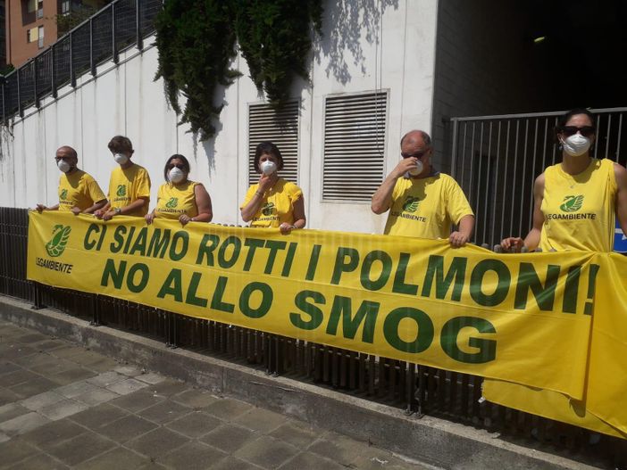 Clean Air Dialogue, flash mob di Legambiente: "Ci siamo rotti i polmoni" Clean Air Dialogue, flash mob di Legambiente: "Ci siamo rotti i polmoni"