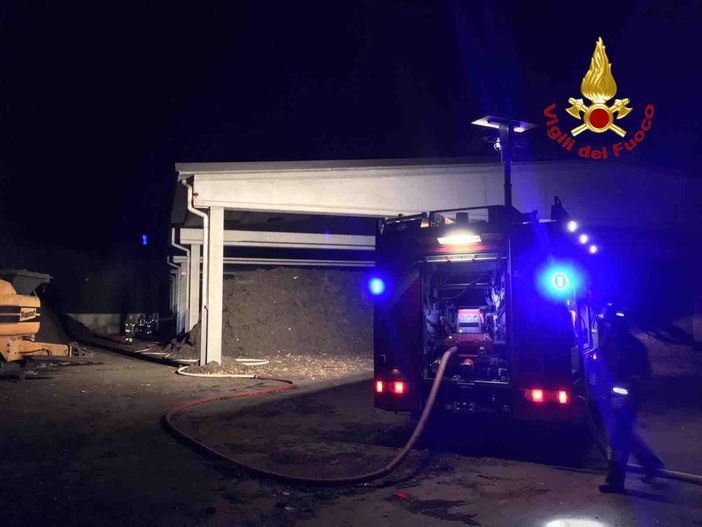Piccolo incendio questa mattina nel deposito di compost  della sede dell’Assa Piccolo incendio questa mattina nel deposito di compost  della sede dell’Assa
