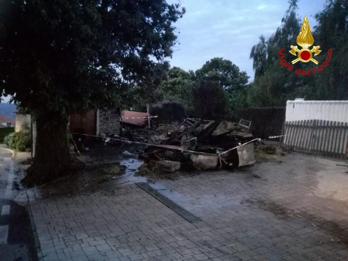 Incendio a Massino Visconti, a fuoco un magazzino  di un maneggio
