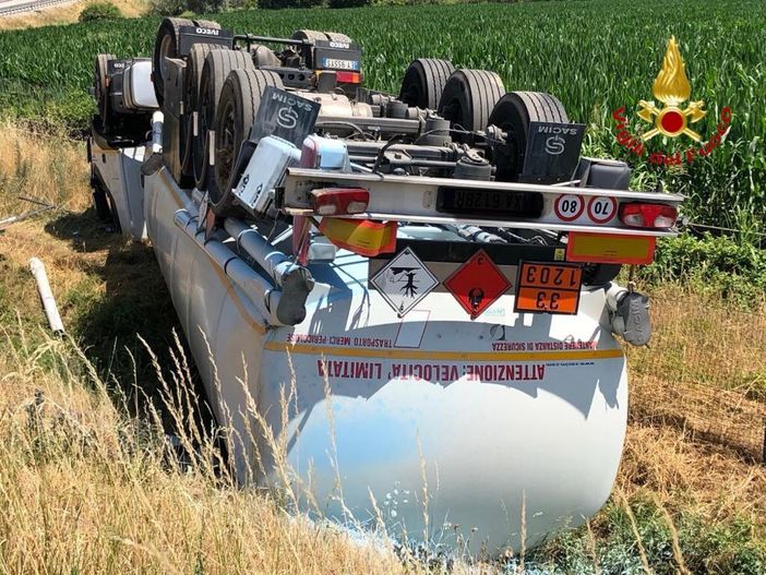 Autocisterna si ribalta finendo fuori strada Autocisterna si ribalta finendo fuori strada