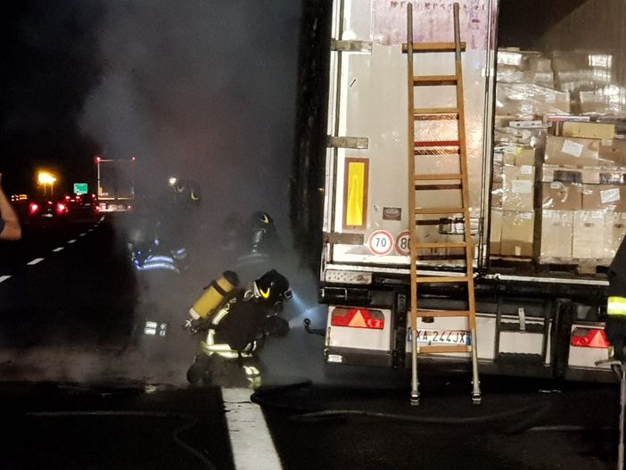 Va a fuoco un camion frigo in autostrada Va a fuoco un camion frigo in autostrada