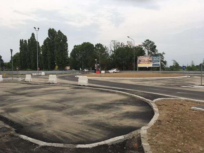 Lavori di asfaltatura finiti alla rotonda tra via Guido Rossa e via Verbano a Veveri