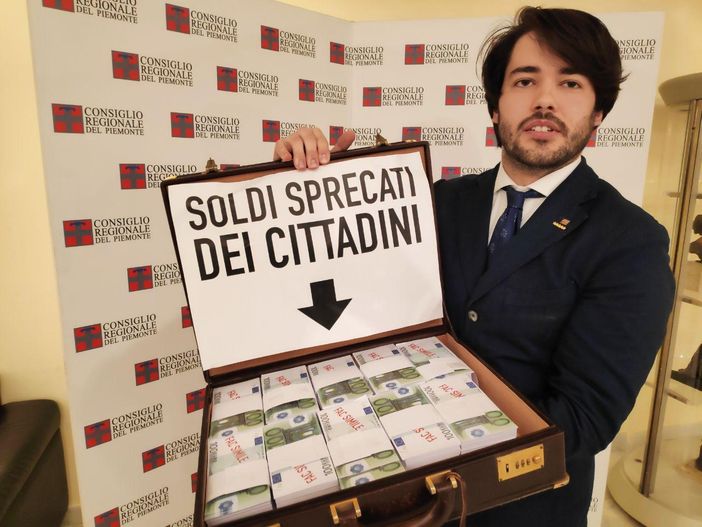 Città della Salute di Novara, in Consiglio regionale una valigetta piena di soldi per denunciare i soldi dei cittadini sprecati dalla politica Città della Salute di Novara, in Consiglio regionale una valigetta piena di soldi per denunciare i soldi dei cittadini sprecati dalla politica