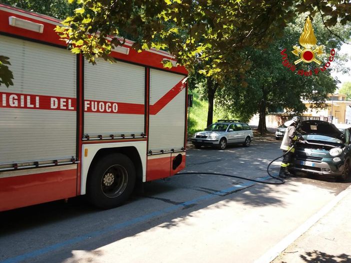 Romentino, auto prende fuoco in un'officina. Ustionate due persone Romentino, auto prende fuoco in un'officina. Ustionate due persone