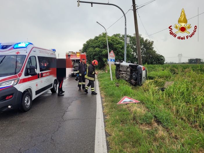 Incidente stradale a Cameri: ferito soccorso dai vigili del fuoco e trasportato in ospedale