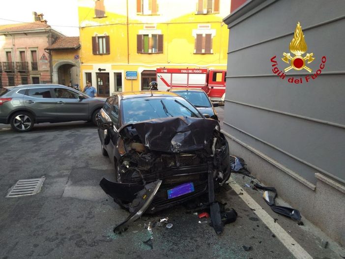 Un incidente ha bloccato l’incrocio di via Battisti a Fara Novarese