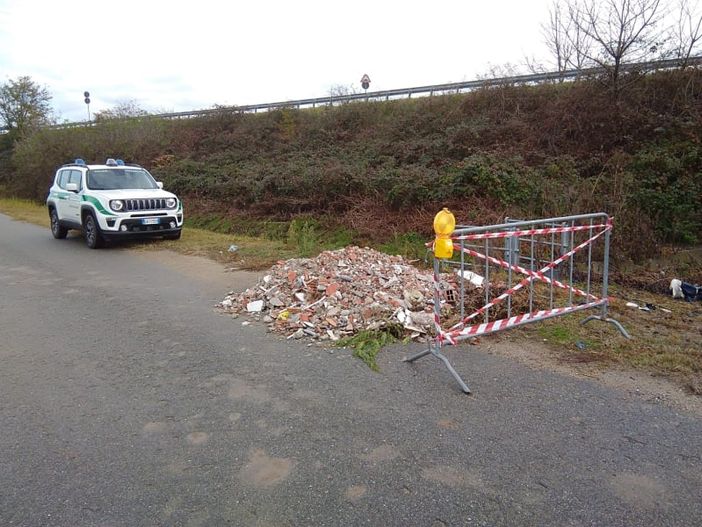Abbandonano detriti nelle strade secondarie, denunciate due ditte Abbandonano detriti nelle strade secondarie, denunciate due ditte
