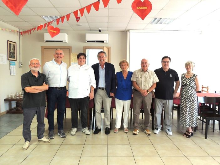 Cena “Dona un sorriso”: il comitato rione San Bernardo consegna il ricavato all’Auser Cena “Dona un sorriso”: il comitato rione San Bernardo consegna il ricavato all’Auser