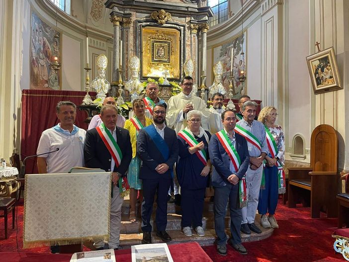 La provincia di Novara rende omaggio alla madonnina della fontana e alla processione del guado La provincia di Novara rende omaggio alla madonnina della fontana e alla processione del guado