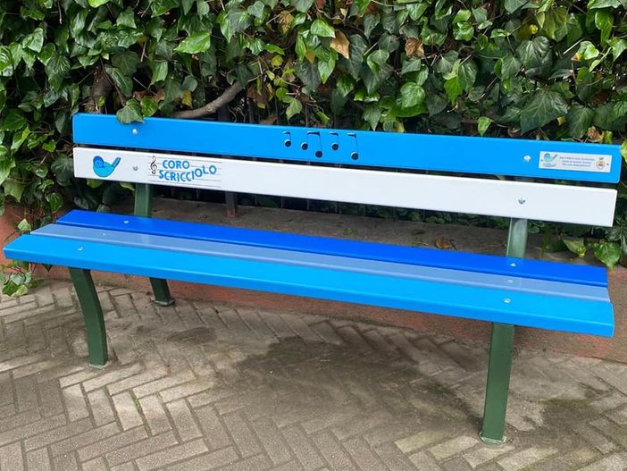 Inaugurata a Cameri la panchina del Coro Scriciolo Inaugurata a Cameri la panchina del Coro Scriciolo