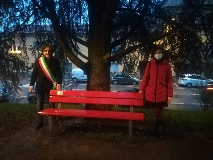 Inaugurata a Bellinzago la Panchina Rossa
