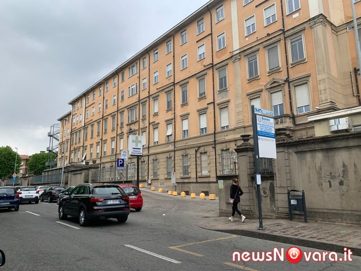 Aggressione al pronto soccorso di Novara: paziente colpito al volto per una sigaretta Aggressione al pronto soccorso di Novara: paziente colpito al volto per una sigaretta