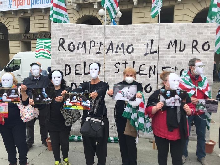 &quot;Basta, non siamo invisibili&quot;: sotto la Regione la protesta dei lavoratori delle Rsa [FOTO e VIDEO]