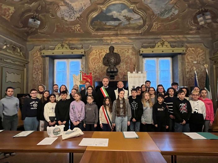 Trecate dà il benvenuto al suo primo consiglio Comunale delle ragazze e dei ragazzi Trecate dà il benvenuto al suo primo consiglio Comunale delle ragazze e dei ragazzi