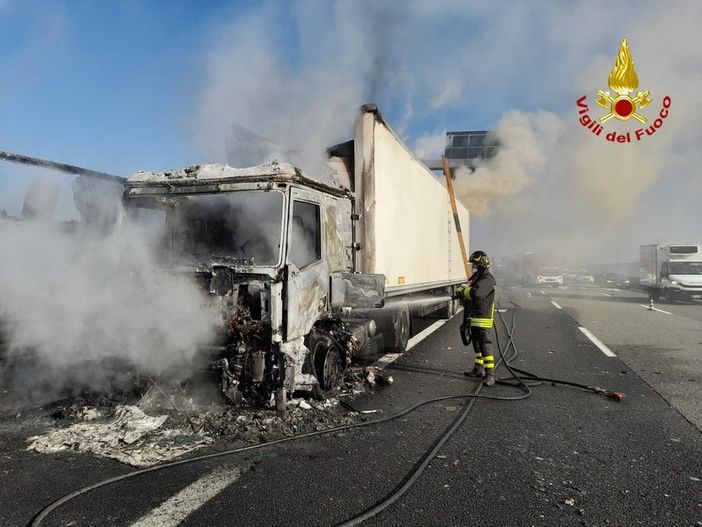 Dal Nord Ovest. A fuoco tir sulla Torino-Milano: chiuso un tratto dell'autostrada, lunghe code Dal Nord Ovest. A fuoco tir sulla Torino-Milano: chiuso un tratto dell'autostrada, lunghe code