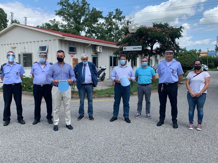 L’Istituto Omar dona Visiere protettive alla Polizia Locale L’Istituto Omar dona Visiere protettive alla Polizia Locale