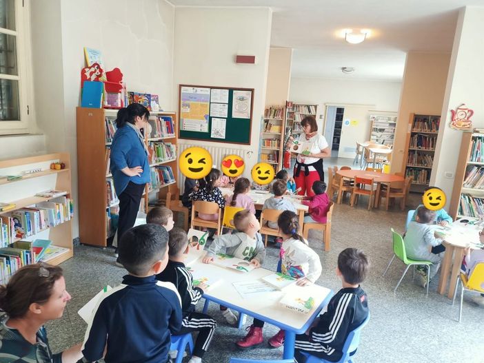 Le “Tartarughe” della Scuola dell’Infanzia "Collodi" in visita alla Biblioteca Civica di Trecate