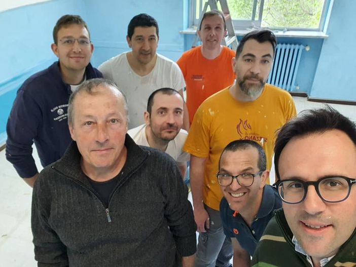 Momo, continuano i lavori alle scuole secondarie a cura dei volontari