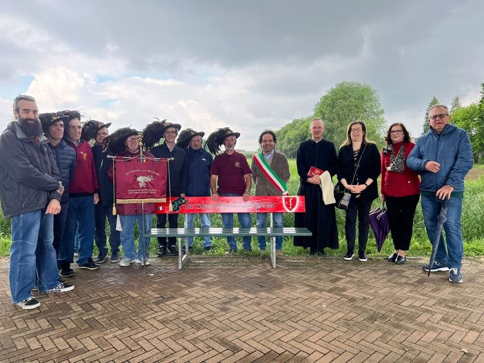 Cameri: inaugurata una panchina dedicata ai Bersaglieri