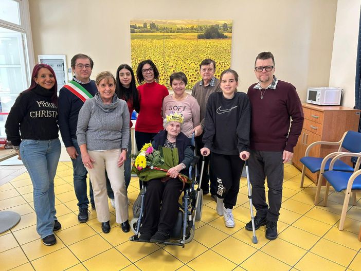 Nonna Adriana spegne 102 candeline: una festa di amore a Romagnano Sesia