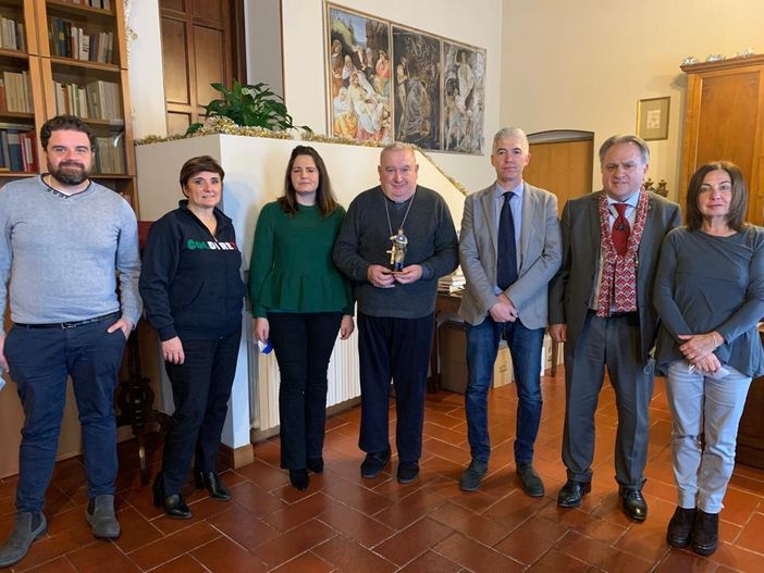 Coldiretti e Confartigianato hanno consegnato la statuina del presepe all’Arcivescovo di Novara Monsignor Brambilla